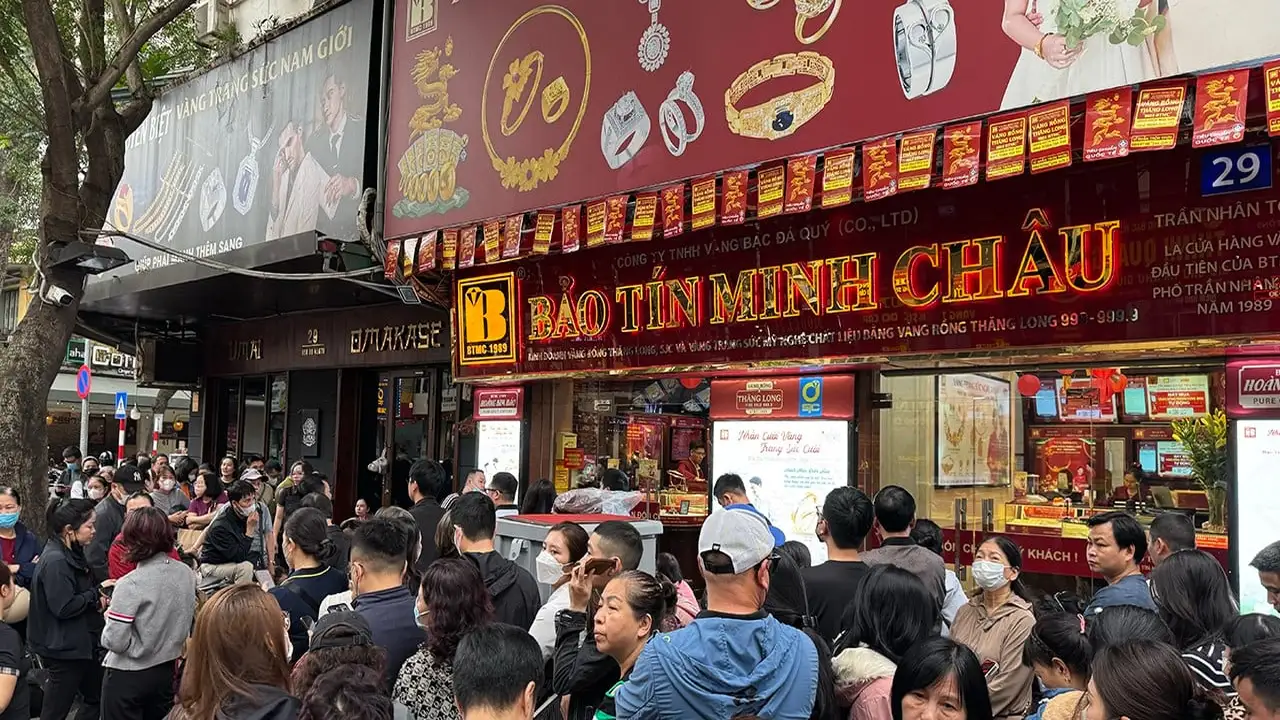 تهافت سكان هانوي على شراء الذهب بعد انخفاض أسعاره بشكل حاد في السوق